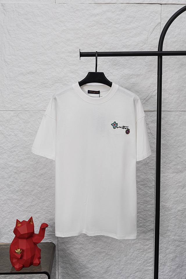 款号 F028 Louis Vuitton 路易威登Lv 25Ss前后刺绣花卉字母圆领短袖T恤 Louis Vuitton，法国路威酩轩集团-Lvmh旗下品牌，