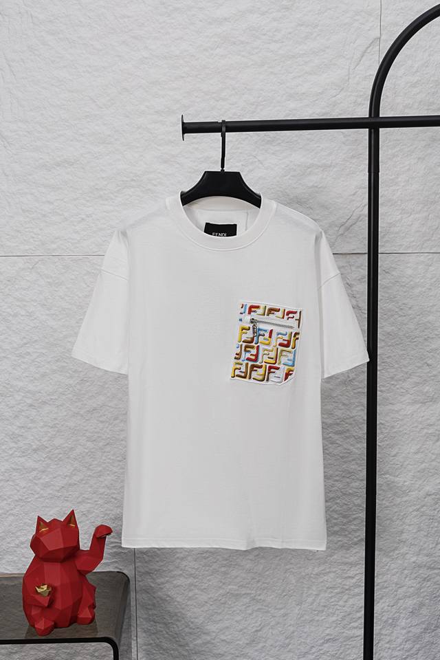 款号 F027 Fendi 芬迪 2025款高级刺绣拉链口袋贴饰短袖圆领T恤 Logo标识精致升级。胸前彩色双刺绣贴袋图案点缀，饱满立体绣线营造立体Logo形象