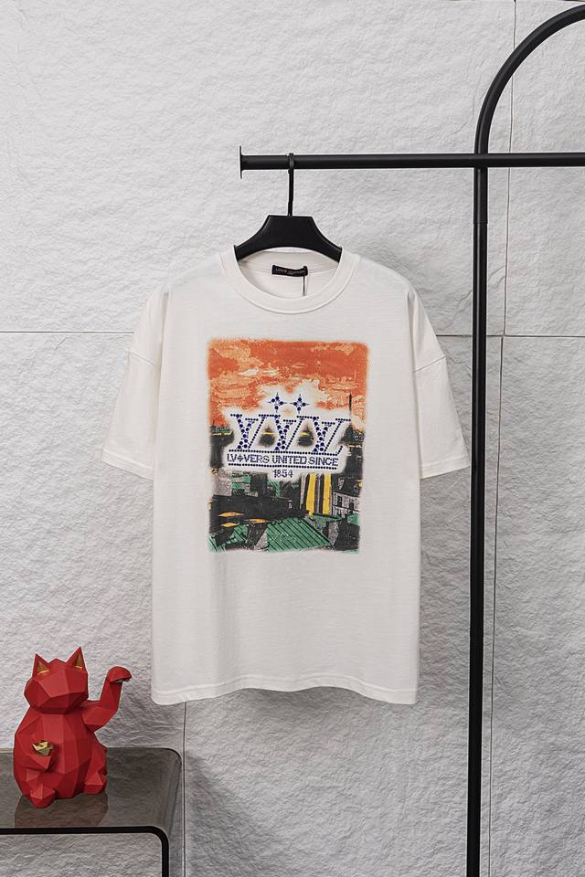 款号 F026 Louis Vuitton 路易威登彩色城市建筑黄昏屋顶风景烫钻签名短袖T恤 Louis Vuitton，法国路威酩轩集团-Lvmh旗下品牌，著