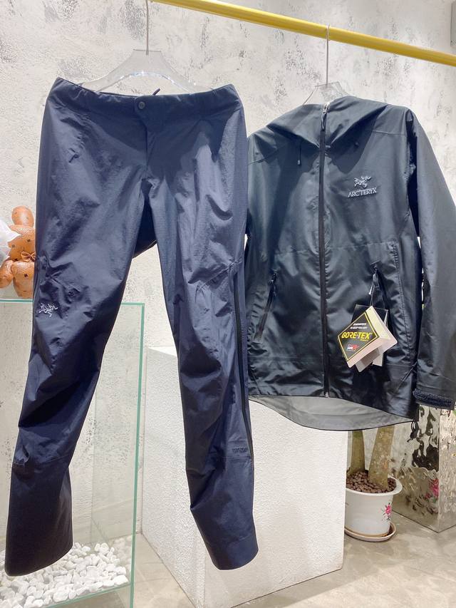 始祖鸟 冲锋裤 S-Xl 身高172Cm 140斤 穿M 科技感十足 膝盖处 特殊设计弧度 侧面拉链 内里全压胶防水设计