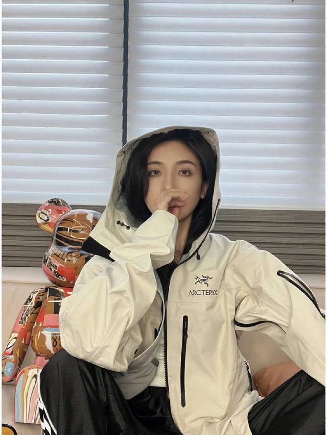 Arc Teryx Alpha Sv 水泥白Jacket-Mens始祖鸟 Sv第六代Gtx户外防水硬壳向导级冲锋衣机能风拉链夹克 始祖鸟，加拿大户外服饰品牌，外