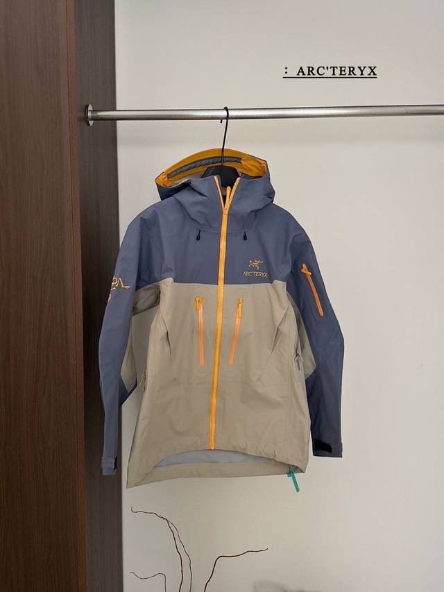 始祖鸟蛇年限定系列冲锋衣 重磅推出源自于自然山野的独特三色调 层云蓝雅致棕埃齐橙 延续硬核高山户外精神 象征生长与发展 热情与活力并存