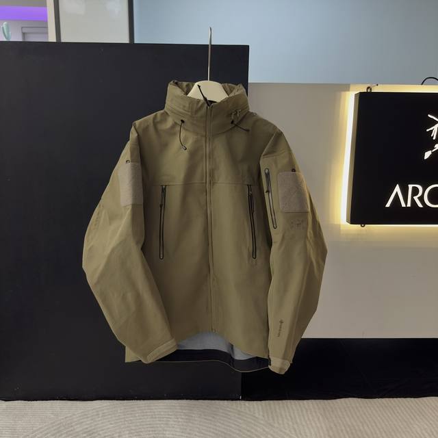 系列 2 军鸟户外机能 冲锋衣外套 夹克 ： 产品配色：黑色 、 狼灰色 、游骑兵绿、迷彩色、鳄鱼色 编码：000460E