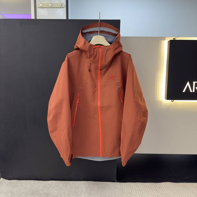 轻质透气 防水防风冲锋衣 ： 产品配色：黑色、行星紫、层云蓝、红杉色、 伊田绿