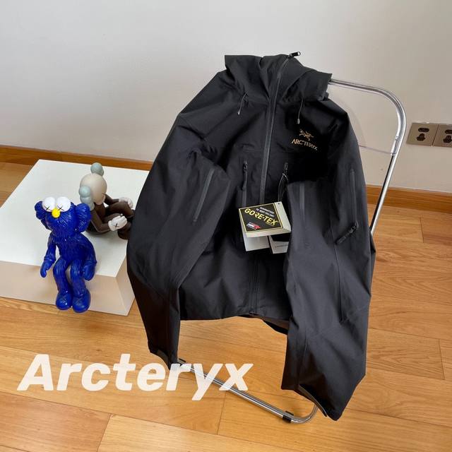 Arc'teryx始祖鸟-阿尔法Sv系列冲锋衣 今年最新款单品 沉默的黑色与精致的金色相互碰撞与户外功能性服装完美结合给人低调且精致的视觉印象。 -面料采用原厂