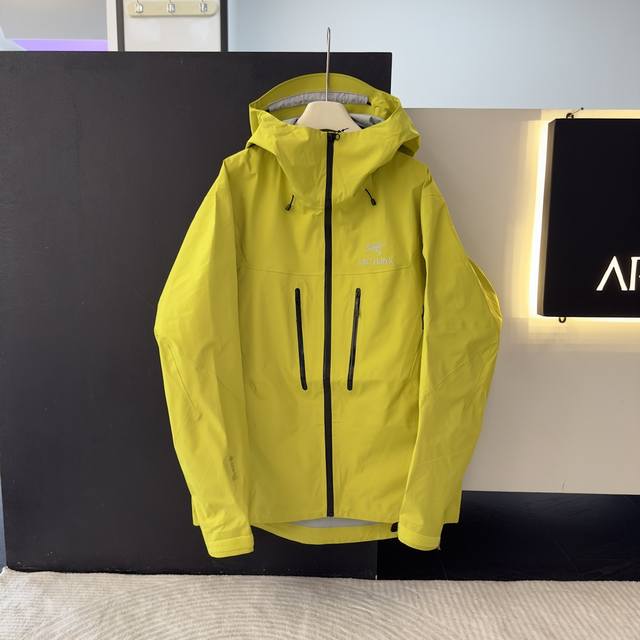 阿尔法 7代系列 硬壳 冲锋衣 ： 产品颜色：黑银、脂鲤蓝、磐石绿、波尔多红、黑绿金、破晓蓝、水洗蓝、埃齐橙、格罗威紫、烟灰色、白色 编码：000380E