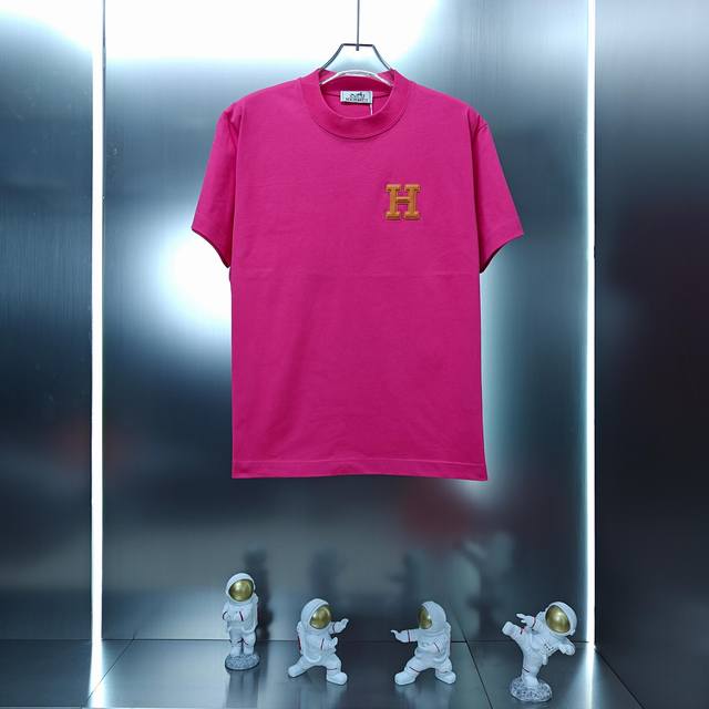 爱马仕 Hermes 2025春夏新款男女同款短袖T恤！ 定制专属300克重双纱纯棉面料 定制原版工艺螺纹车工 H字母皮标工艺设计 颜色：黑色 白色 紫色 玫红