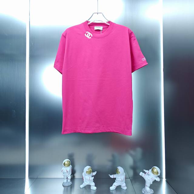 香奈儿 Chanel 2025春夏新款男女同款短袖T恤！ 定制专属300克重双纱纯棉面料 定制原版工艺螺纹车工 Cc字母刺绣工艺设计 颜色：黑色 白色 灰色 玫