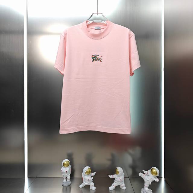 巴宝莉 Burberry 2025春夏新款男女同款短袖T恤！ 定制专属300克重双纱纯棉面料 定制原版工艺螺纹车工 彩色战马刺绣工艺设计 颜色：黑色 白色 紫色