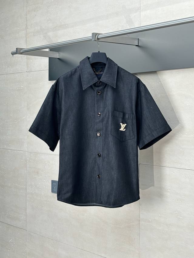 Lv* 路易 25Ss新款黑色棉布翻领短袖衬衣 采用订制舒适棉质布料，Lv Raffia 刺绣工艺胸前口袋勾勒 Lv 字母，背后呈现手写体品牌标识，搭配考究纽扣