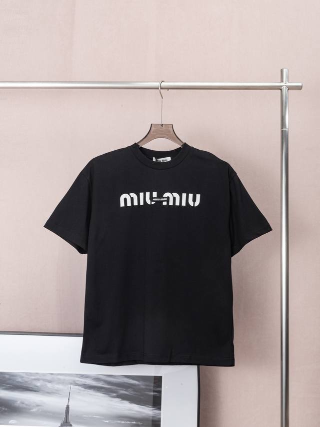 Miumiu 原单狠货 25Ss夏新款 Miumiu 印花字母徽标 1:1 原版定制纯棉面料 舒适透气 1:1 原版定制最新款辅料 带真实 Nfc 识别芯片 T