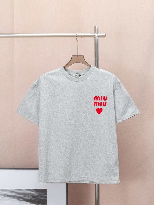 Miumiu 原单狠货 25Ss 新款夏款 Miumiu 红色爱心字母Logo贴布绣 时装秀的曙目风采 1:1 原版定制面料 手感非常舒服 Os落肩版型 时尚又