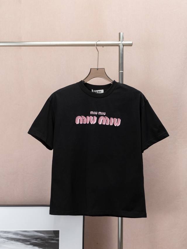 Miumiu限定蜂窝立体刺绣 胸前蜂窝贴布刺绣Logo，立体刺绣，定制纯棉面料 版型上身微宽松散发着自由随性的气质 原版 1:1 辅料 真实定制 Nfc 芯片感