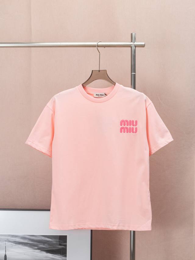 Miumiu 原单狠货 25Ss夏新款 Miumiu 刺绣Logo 海外官方同款 1:1 原版定制纯棉面料 舒适透气 1:1 原版定制最新款辅料 带真实 Nfc