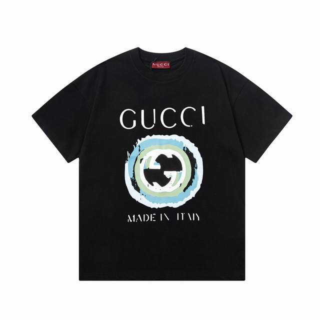 Gucci 古驰 手绘涂鸦双G字母Logo标识精致升级，灵感源自八十年代复古 原版面料 官方同款 短袖T恤 定制310克同缸染面料 手感非常舒服 春夏最新砖柜同