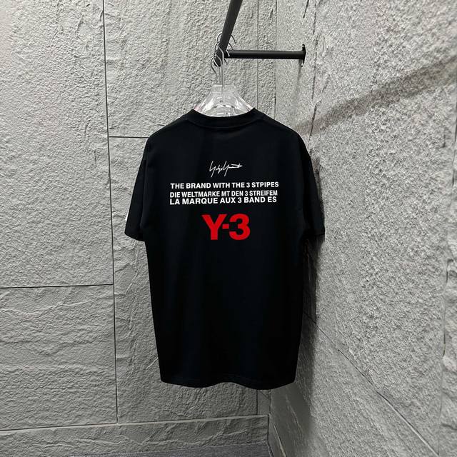 Y3*山本*耀司 2025春夏新款 简约签名字母红色植绒立体工艺Y-3 定制双纱平纹纯棉面料 短袖T恤 男女同款 尺码： S 90-130斤 M 120-150