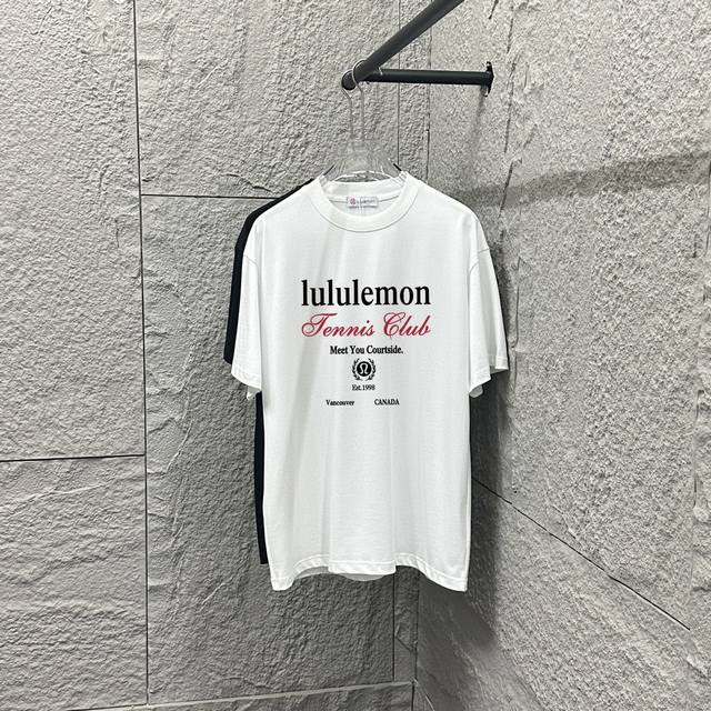 Lulu*Lemon*露露 2025春夏新款短袖T恤 经典图腾字母印花 定制双纱平纹纯棉300面料 男女同款 颜色：黑色 白色 安哥拉红 尺码： S 90-13