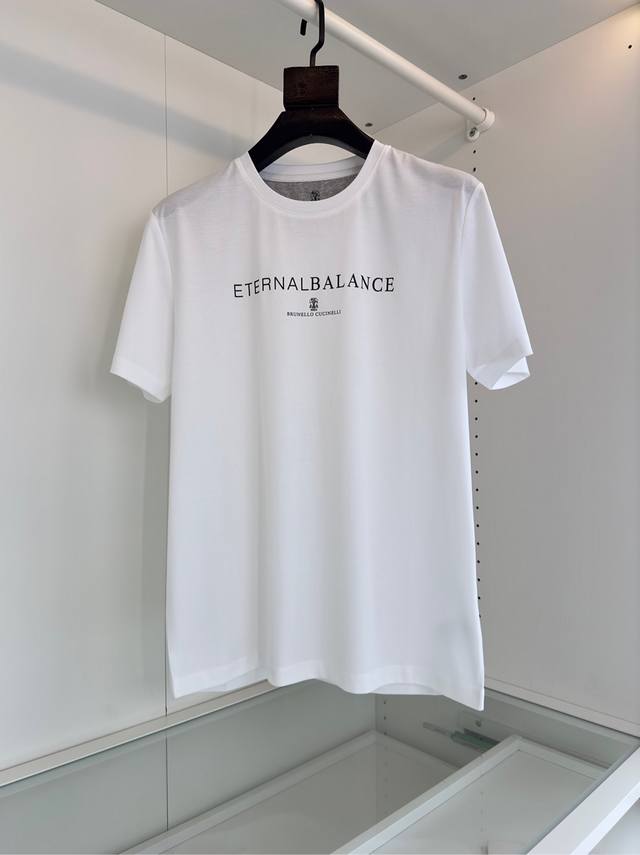 Bru**Llo Cuci**Lli 老钱新贵们推荐 年年经典 商务休闲都能很好搭配的一款 标志字母印花款圆领长袖T恤衫 标志印花设计，上身清爽干净而显质感 合