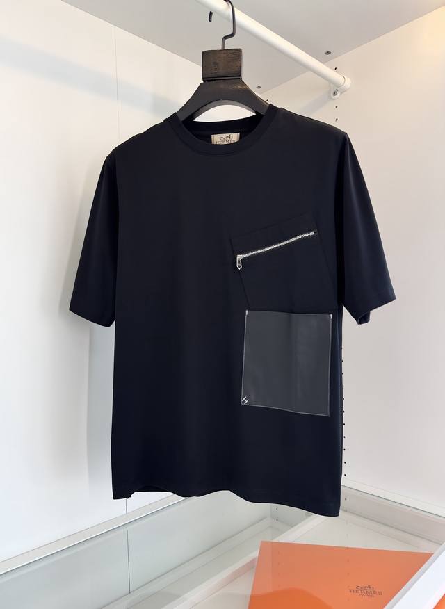 爱*仕 He*MèS 春夏新款，双口袋拼皮点缀设计圆领短袖T恤衫，H刺绣结合双口袋 拼皮设计，丰富而有层次的细节质感 微阔剪裁 领口微微贴合颈部 上身时尚而有质