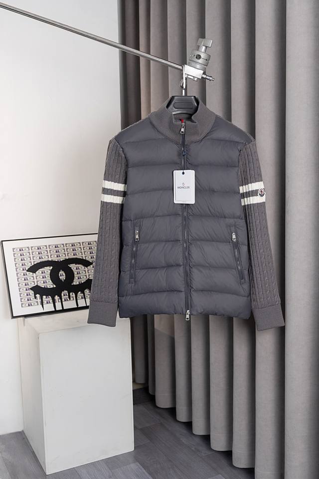 特价 款号：He137 Moncer 24新款蒙口羽绒拼接针织羽绒服 衣服面料采用锦纶纤维面料，衣服表面做了镀层工艺，防风防寒，内里填充物采用90国标白鸭绒，绒