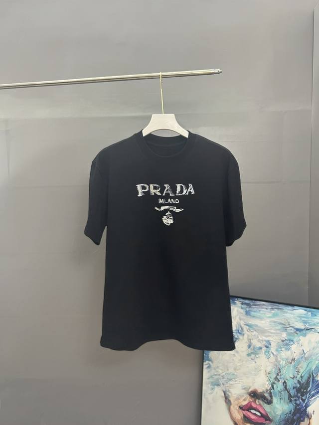 Prada普拉达 刺绣款 2025春夏经典圆领短袖T恤采用280克双纱精棉，衣服偏厚使整体高透气和柔软性，高版本，三标齐全！男女同款 颜色：白色 黑色 灰色 -