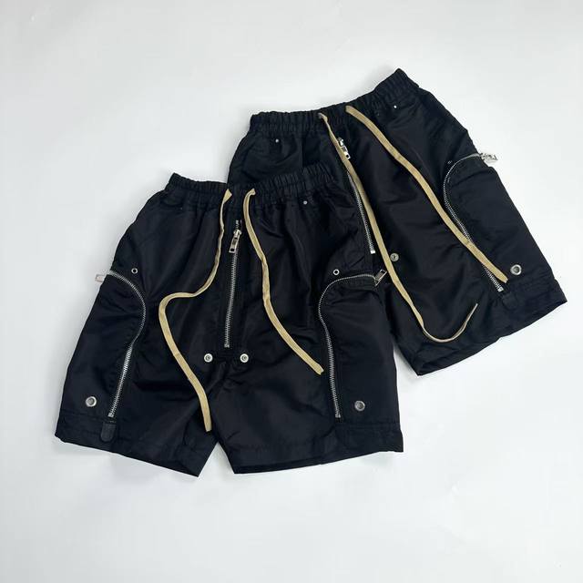 7009 白底图 Rick Owens Ro 纯色口袋系带工装短裤男款黑色 码数：S M L Xl 颜色：黑色 S码 裤长 50 臀围112 腰围74 M码 裤