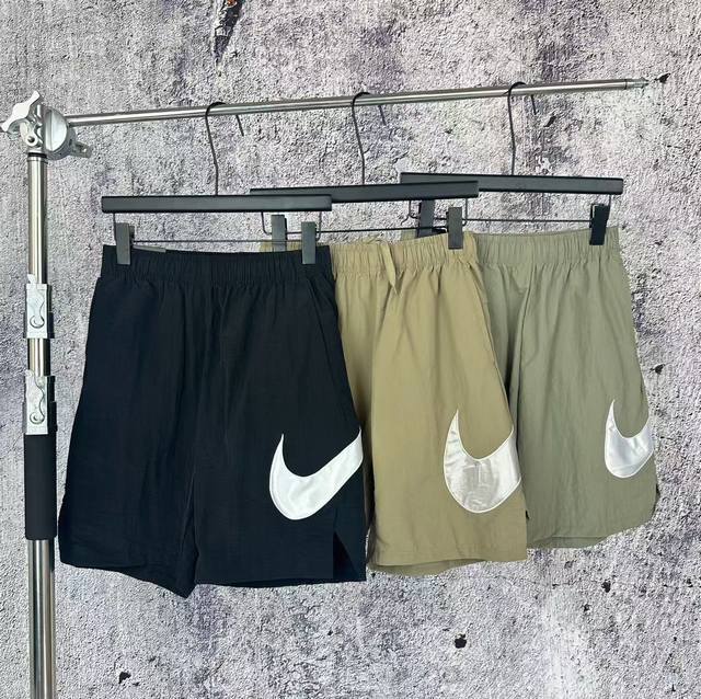 2033 挂拍 Nike耐克贴布印花运动短裤 超级重磅好货，潮咖男女夏日百搭必备，上身帅爆！ 完美品相，高级感十足！精工3D立体裁剪，前后重工拼接面料设计，保证