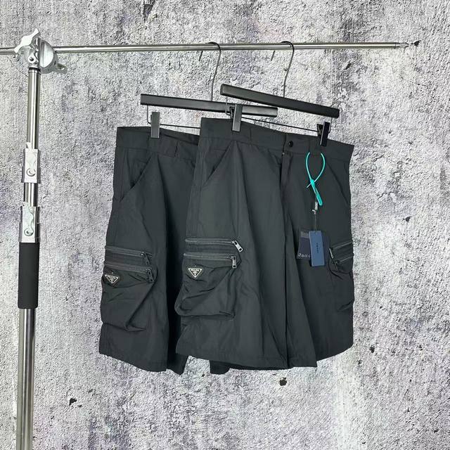 1101 挂拍 Prada 普拉达 24Ss三角标工装口袋机能短裤 面料：定制三防全功能尼龙面料 防风防水防晒 触感如同末来科技 轻盈又坚韧 舒适贴肤 涂珐琅三