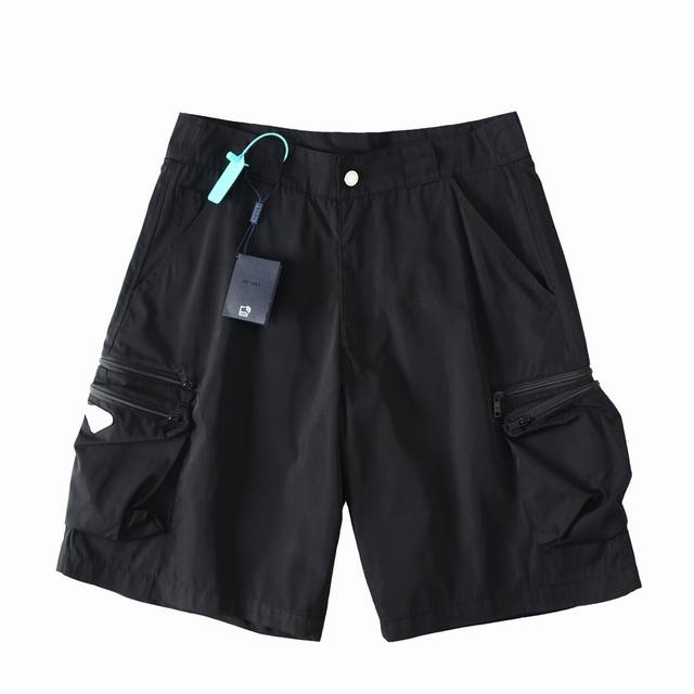1101 白底图 Prada 普拉达 24Ss三角标工装口袋机能短裤 面料：定制三防全功能尼龙面料 防风防水防晒 触感如同末来科技 轻盈又坚韧 舒适贴肤 涂珐琅