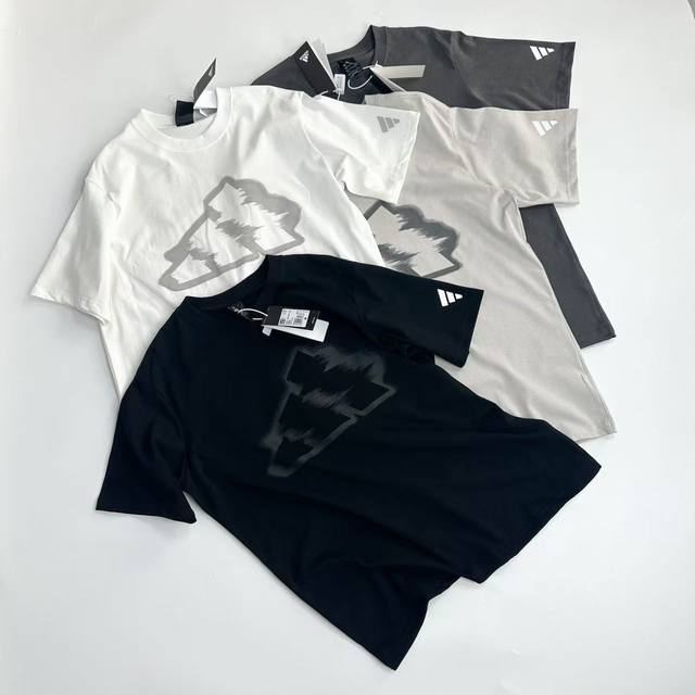2034 白底图 Adidas 阿迪经典幻影印花短袖T恤 设计透过新颖印花和提花细节得到焕新演绎。饰有阿迪经典图案，更显设计匠心。 原版面料 官方同款 定制26