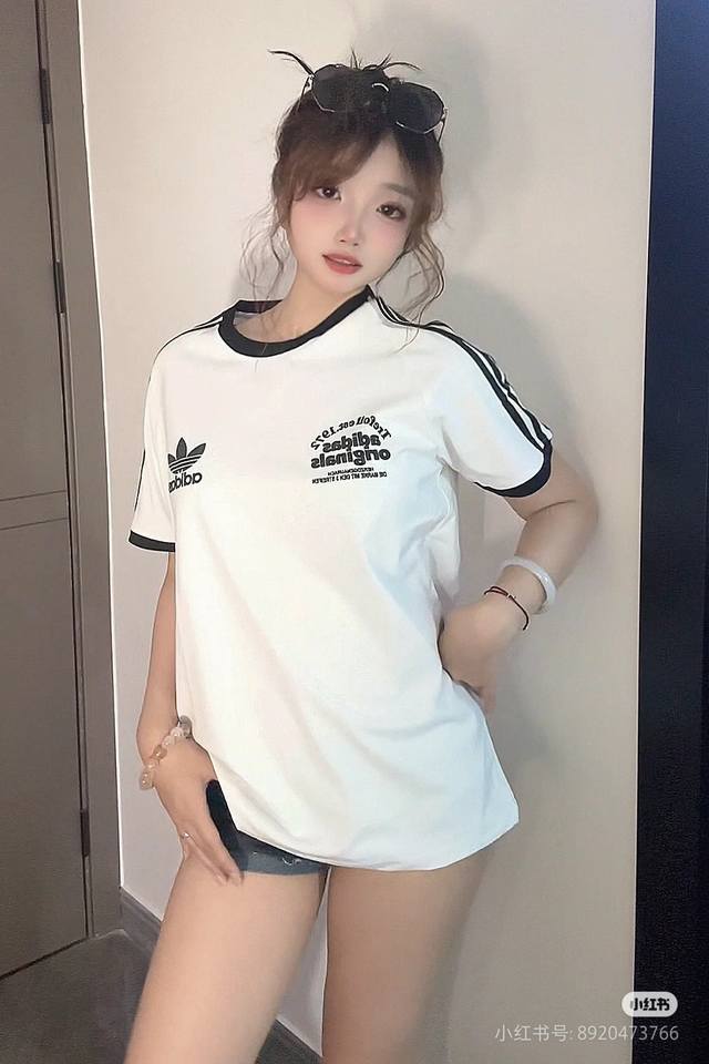 2005 资讯图 Adidas 三叶草侧条纹复古正肩运动短袖 男女同款 三叶草这两年的款都非常深得人心 不管是搭配一条简约牛仔裤或白色休闲裤，尽显低调的高级感