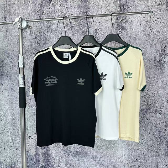 2005 挂拍 Adidas 三叶草侧条纹复古正肩运动短袖 男女同款 三叶草这两年的款都非常深得人心 不管是搭配一条简约牛仔裤或白色休闲裤，尽显低调的高级感 复