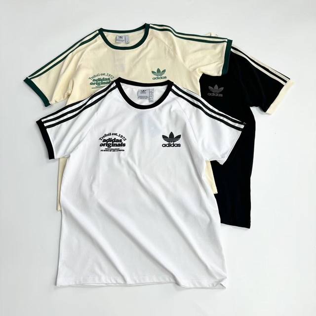 2005 白底图 Adidas 三叶草侧条纹复古正肩运动短袖 男女同款 三叶草这两年的款都非常深得人心 不管是搭配一条简约牛仔裤或白色休闲裤，尽显低调的高级感