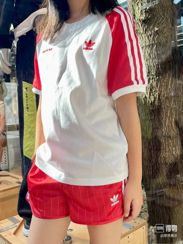2002 咨询图 Adidas Originals三叶草 X Sporty & Rich 联名款 撞色条纹Logo 植绒女款短袖 Adidas新品，这个季合作款