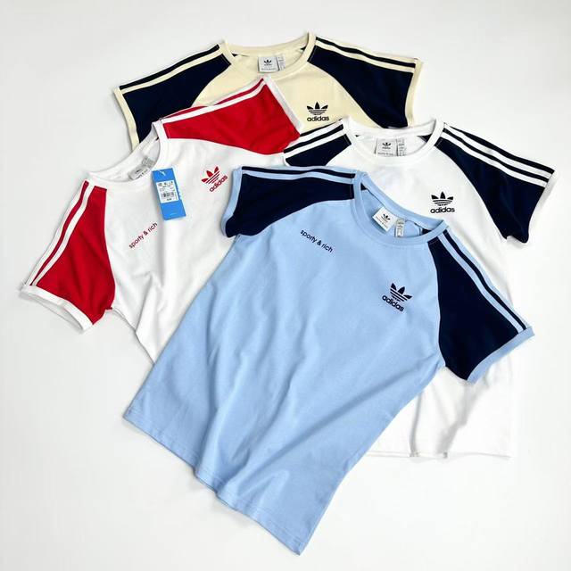 2002 白底图 Adidas Originals三叶草 X Sporty & Rich 联名款 撞色条纹Logo 植绒女款短袖 Adidas新品，这个季合作款