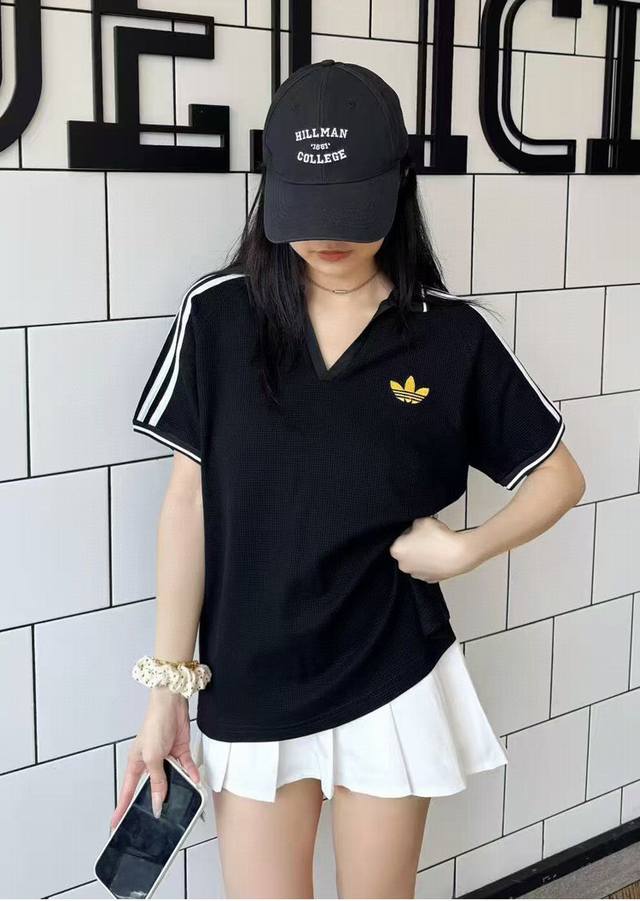 2030 咨询图 阿迪三叶草绣花短袖 阿迪少有V领无纽扣个性设定大方气质 把优雅风展露的一览无余 三标一致定制260G华夫格对表原版正品定制进口面料，整体剪裁采