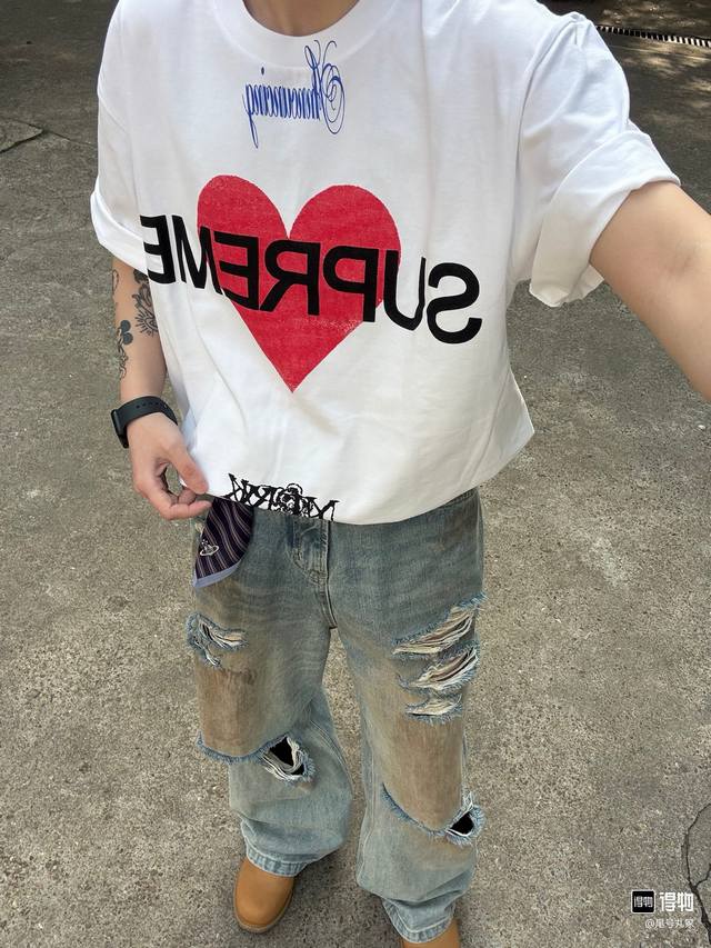 咨询图 Supreme Ss25 Week1 Announcing Tee 心形Logo图案圆领短袖T恤 男女同款 印花细节十分到位，螺纹处采用成衣印花，需将成
