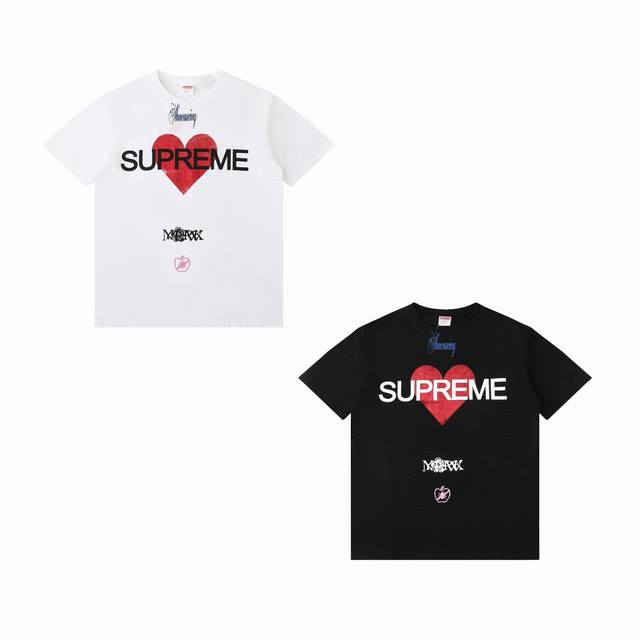白底图 Supreme Ss25 Week1 Announcing Tee 心形Logo图案圆领短袖T恤 男女同款 印花细节十分到位，螺纹处采用成衣印花，需将成