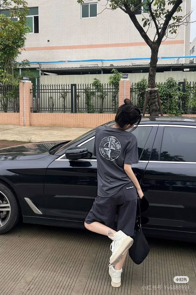 1097 咨询图 Stone Island Ss25 石头岛背面反光徽标Logo圆领短袖T恤，后背泼墨3M反光 胶浆印花 胸前小字母，后背是3M反光斑驳泼墨大L