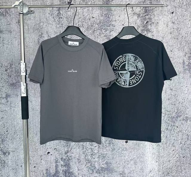 1097 挂拍 Stone Island Ss25 石头岛背面反光徽标Logo圆领短袖T恤，后背泼墨3M反光 胶浆印花 胸前小字母，后背是3M反光斑驳泼墨大Lo