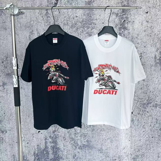 9036 挂拍 Supreme X Ducati杜卡迪联名 Ss25新款 Bike Tee联名漫画卡通摩托车Logo印花美潮复古情侣短袖T恤 男女同款 #国内现
