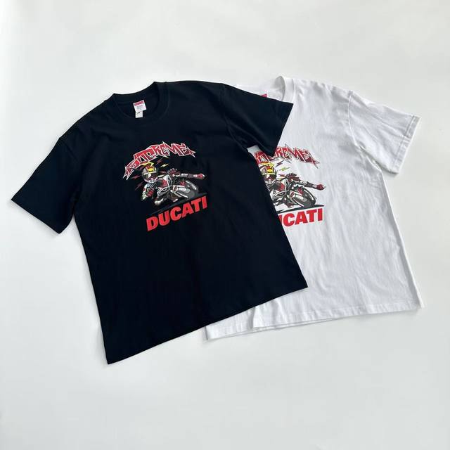 9036 白底图 Supreme X Ducati杜卡迪联名 Ss25新款 Bike Tee联名漫画卡通摩托车Logo印花美潮复古情侣短袖T恤 男女同款 #国内