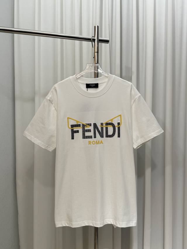Fendi芬迪重工刺绣老佛爷字母Logo男女同款短袖T恤 定制260克100％双纱纯棉面料 定染32支双股螺纹 领标吊牌主唛三标齐全 尺码：Xs S M L