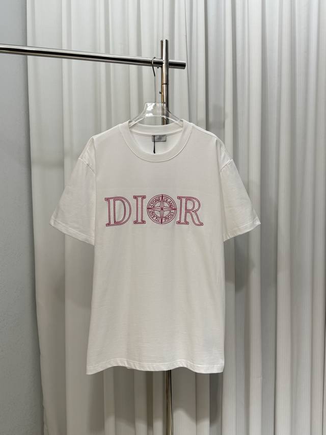 Dior迪奥联名石头岛重工刺绣字母Logo男女同款短袖T恤 定制260克100％双纱纯棉面料 进口田岛机刺绣工 定染32支双股螺纹 领标吊牌主唛三标齐全 尺码：