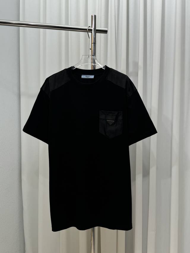 Prada普拉达肩部梭织拼接胸前定制三角章Logo口袋男女同款短袖T恤 定制260克100％双纱纯棉面料 定染32支双股螺纹 领标吊牌主唛三标齐全 尺码：Xs