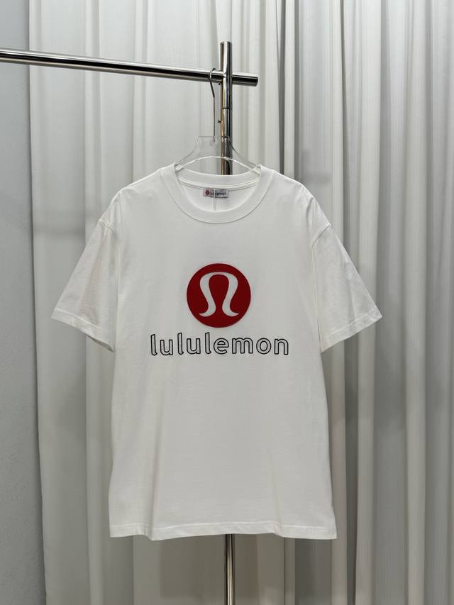 Lululemon高密度刺绣字母+贴布Logo后幅植绒蛇形字母男女同款短袖T恤 定制260克100％双纱纯棉面料 定染32支双股螺纹 进口田岛机刺绣工艺 领标吊