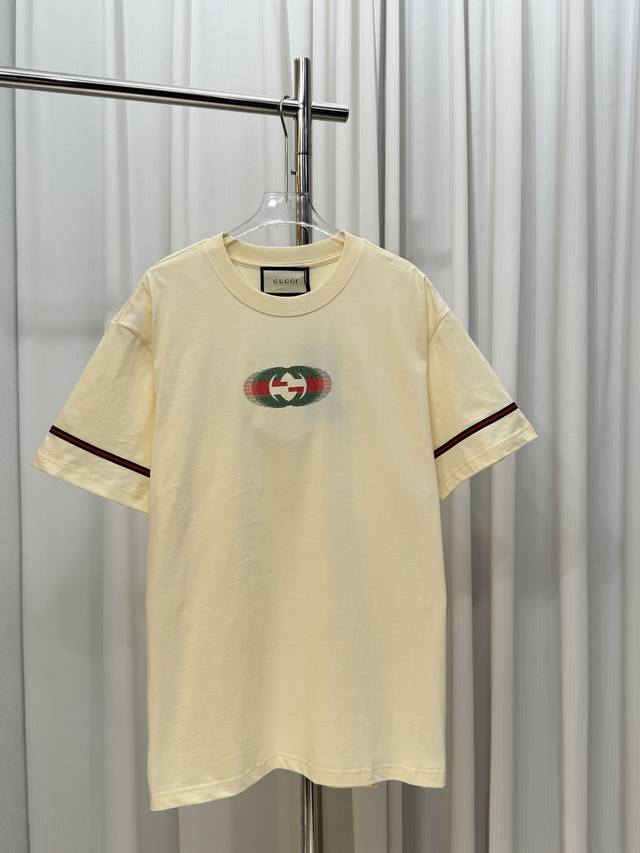 Gucci古驰前后康丽数码直喷双G字母Logo红绿织带拼接男女同款短袖T恤 定制260克100％双纱纯棉面料 定染32支双股螺纹 领标吊牌主唛三标齐全 尺码：X