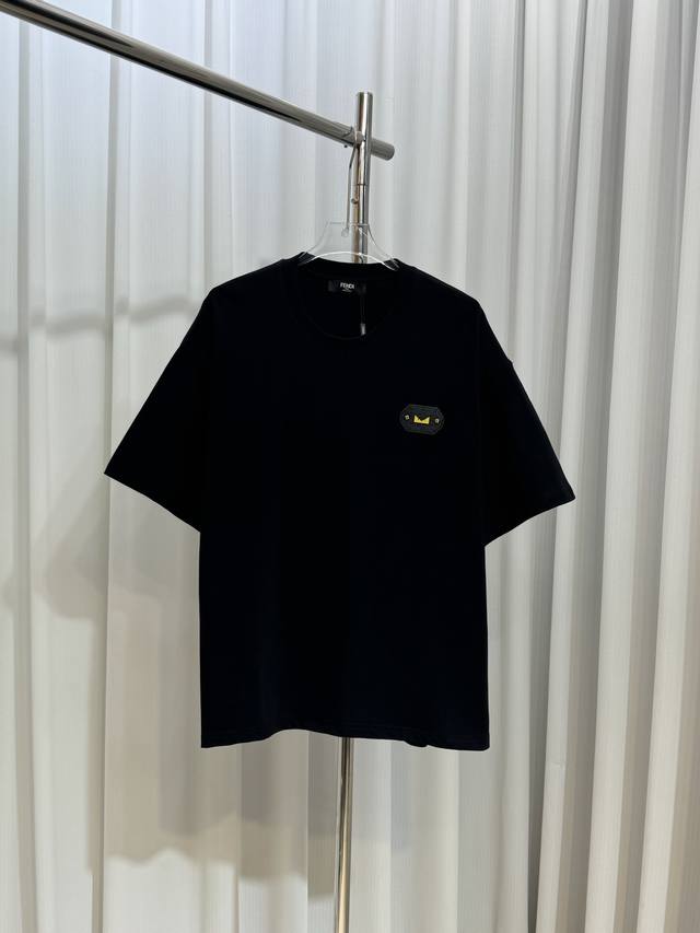 Fendi芬迪定制小怪兽皮章恶魔之眼Logo男女同款短袖T恤 定制270克100％双纱纯棉面料 定染32支双股螺纹 领标吊牌主唛三标齐全 尺码：S M L Xl