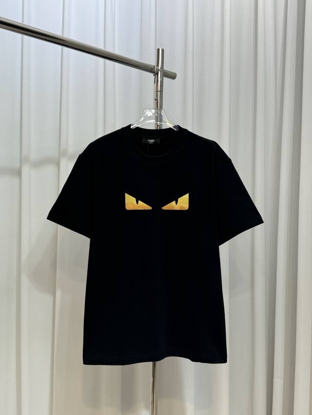 Fendi芬迪贴布刺绣恶魔之眼Logo男女同款短袖T恤 定制260克100％双纱纯棉面料 定染32支双股螺纹 领标吊牌主唛三标齐全 尺码：Xs S M L