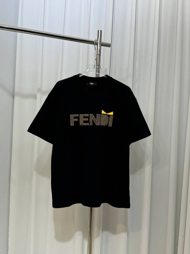 Fendi芬迪毛绒字母Logo男女同款短袖T恤 定制260克100％双纱纯棉面料 定染32支双股螺纹 领标吊牌主唛三标齐全 尺码：Xs S M L